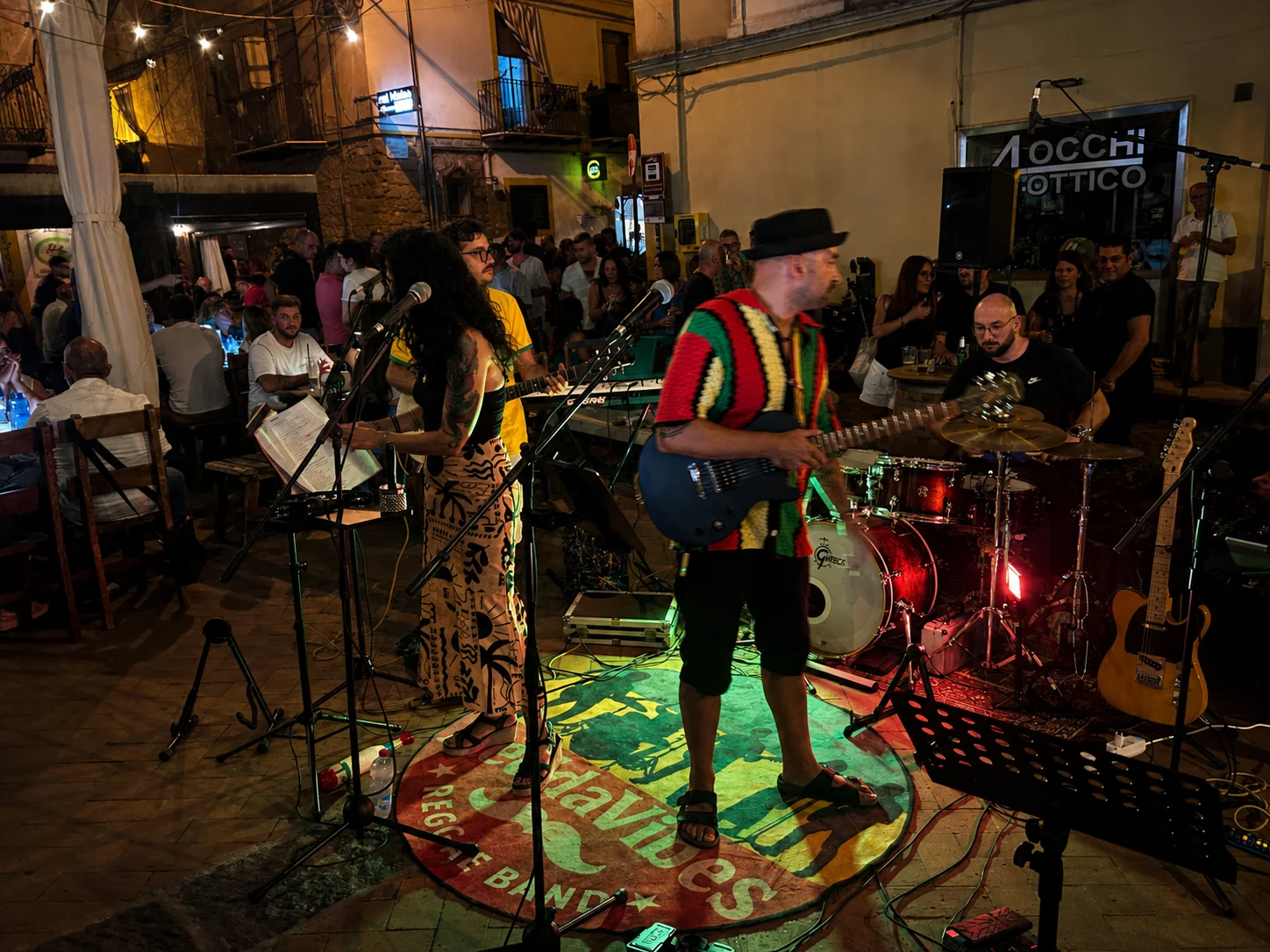 Reggae band in Sicilia durante una serata notturna